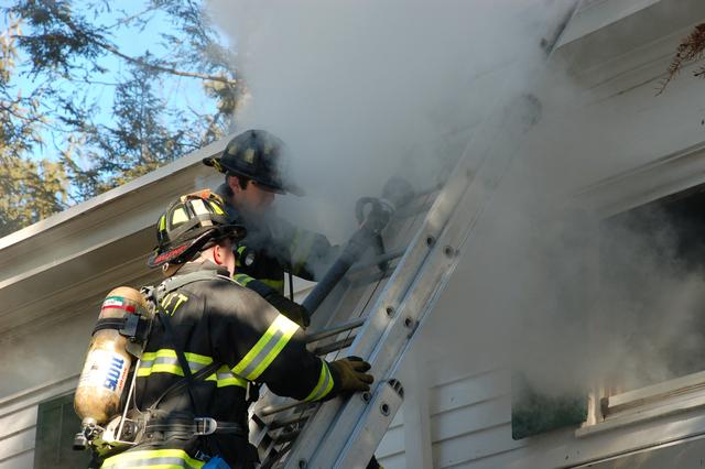 South Spring Valley structure fire, 85 Pine Brook Rd., 1/05/10.  Photo by Tommy Beirds