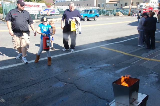 Lt Bill Schoenleber teaches youngsters proper fire extinguisher use at the NFD open house, 10/11/09.  Photo:  Tommy Bierds