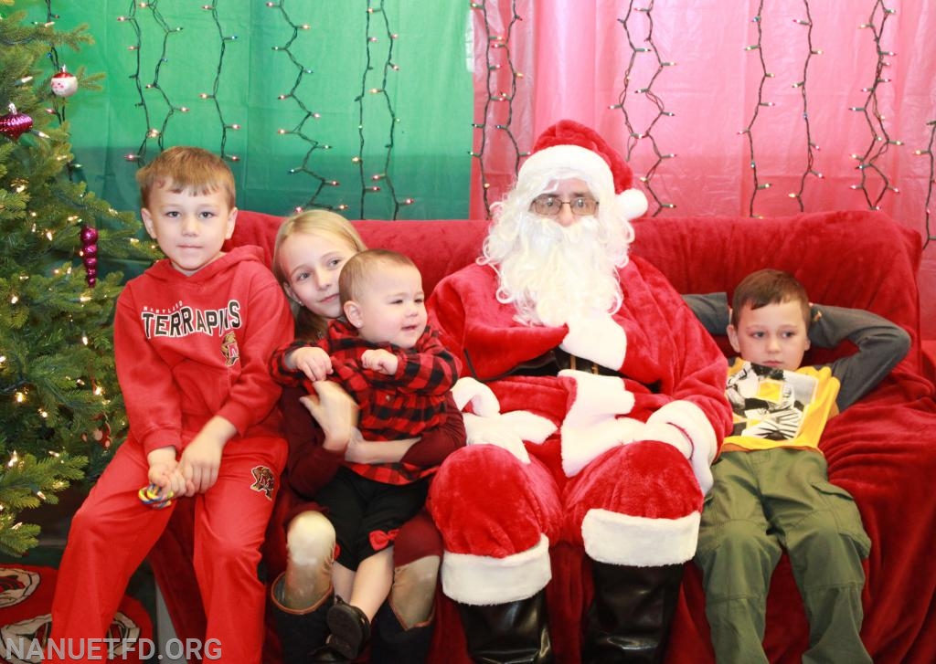 Great Job Nanuet Ladies Auxiliary. 12/9/ 2018 Breakfast with Santa. 8-100. Photo's by Vincent P Tuzzolino