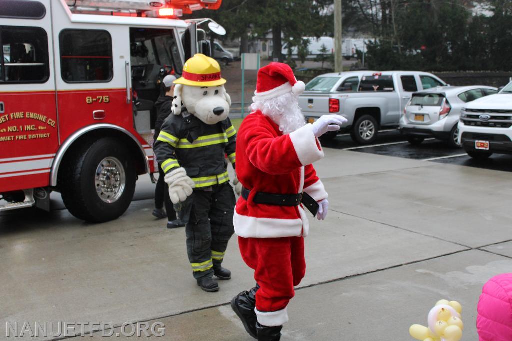 2023 Children's Christmas party 8-100.
Photos by Vinny Tuzzolino